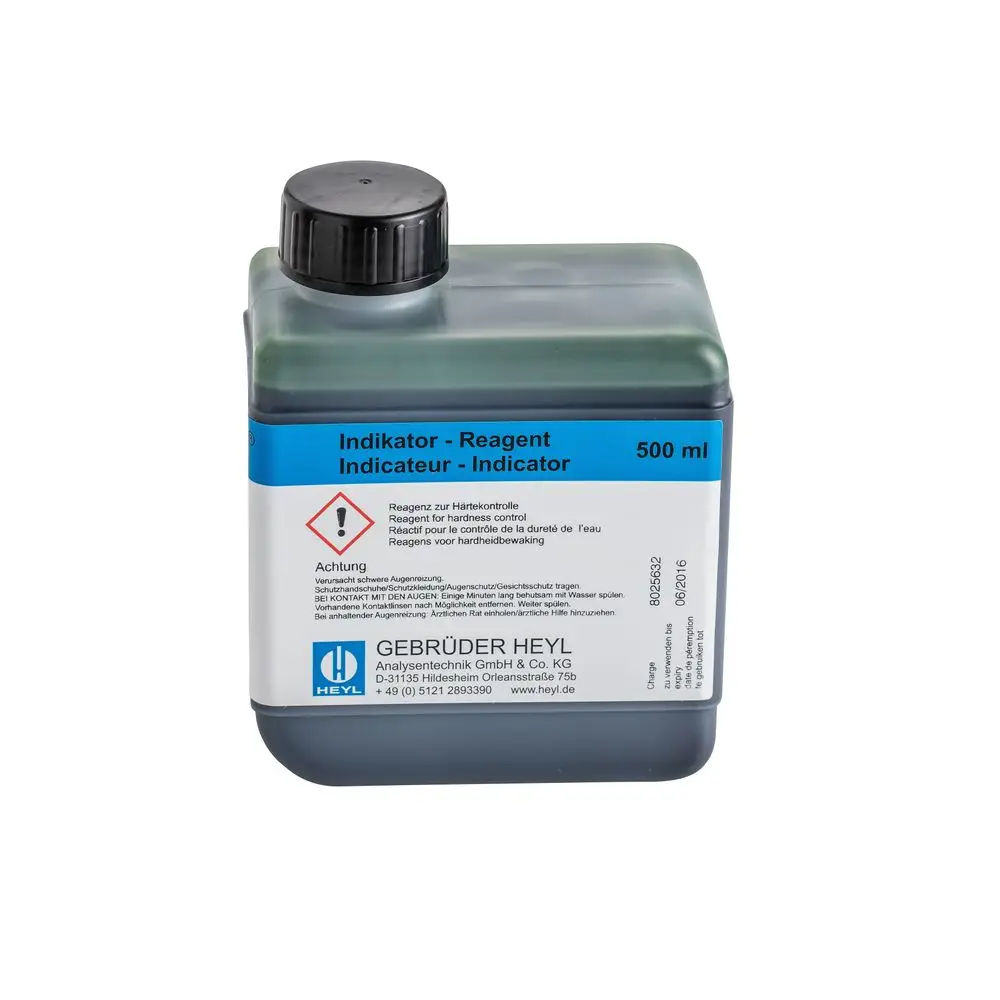 Grau-blaues Reagenzglas mit schwarzem Deckel. Auf dem Etikett befinden sich Warnhinweise und Informationen zur Verwendung des Produkte von BWT zur Wasserhärteprüfung.